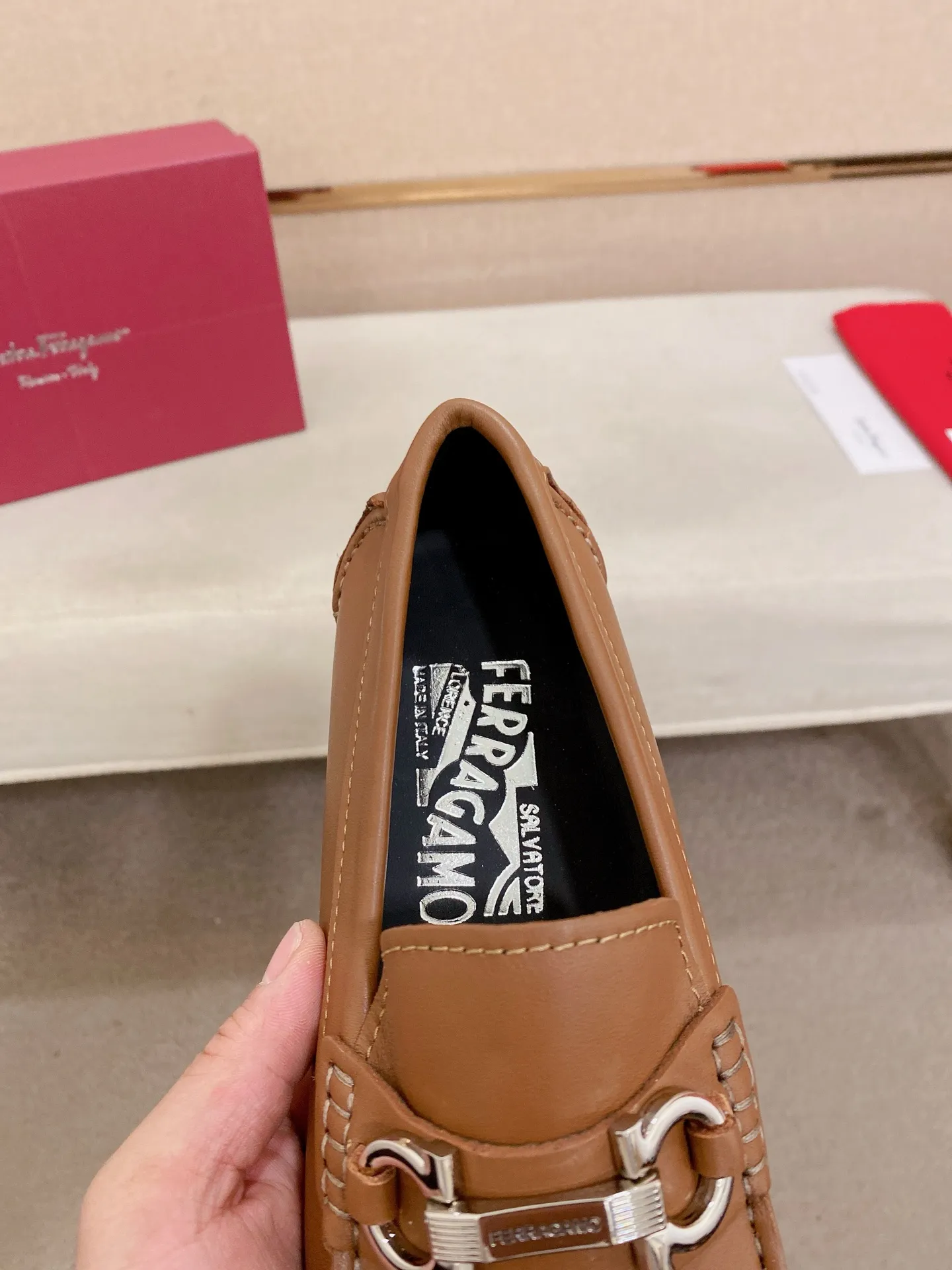 Men's shoes💰: 540💰High-end quality! Ferragamo🆕🆕Exclusive hot-selling products in stock🔥🔥New products on the shelves, high-quality Ferragamo men's pea shoes, high-end casual driving shoes, with complete packaging! 💪 💪 Material: imported first-layer pebbled cowhide 🐂 + imported high-quality water-dyed cowhide lining + wear-resistant outsole 👍🏻👍🏻 Features: high-end and comfortable, purely handmade 🚀 🚀 Create the perfect shoe that suits you best 🔥 🔥 Size: (38-44) 45 standard size can be customized!